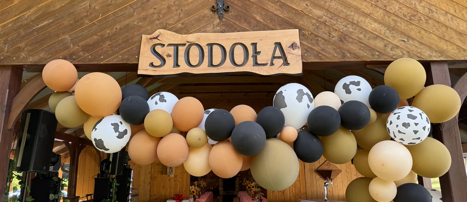 Stodoła z kominkiem z kamienia